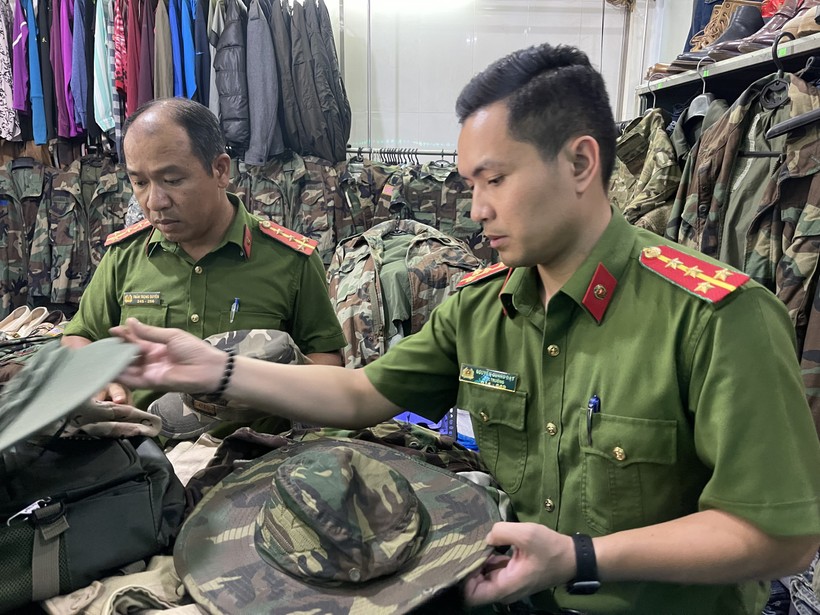 Phát hiện nhiều áo quần rằn ri nhập lậu tại TP Huế