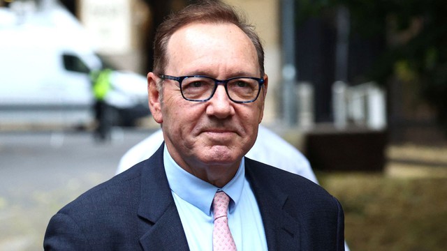Phi&ecirc;n t&ograve;a xử Kevin Spacey đ&atilde; bắt đầu tại London với 12 c&aacute;o buộc phạm tội t&igrave;nh dục - Ảnh 2.