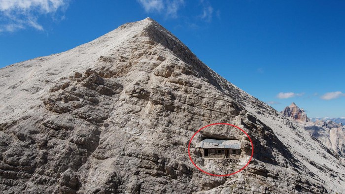 Ngôi nhà ''cô đơn nhất thế giới'' nằm lưng chừng giữa vách núi đá