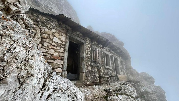 Ngôi nhà "cô đơn" nhất thế giới nằm lưng chừng vách núi