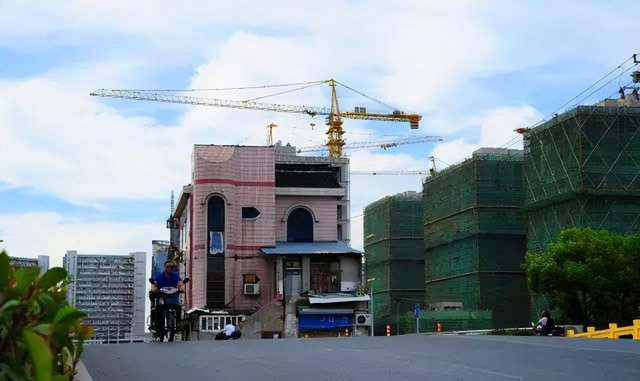 Căn biệt thự nằm giữa đại lộ 14 năm, gia chủ chịu khói bụi, tiếng ồn vẫn quyết không rời đi vì đòi đền bù 331 tỷ đồng với 6 ngôi nhà: Cái kết thật bất ngờ