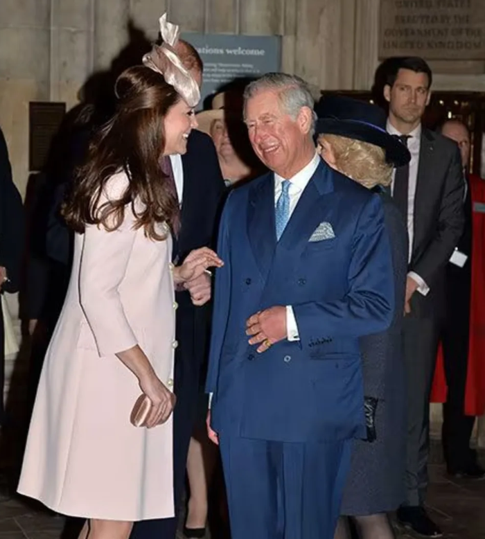 19 bức ảnh chứng minh ứng xử khéo léo và tinh tế của Vương phi Kate với gia đình nhà chồng