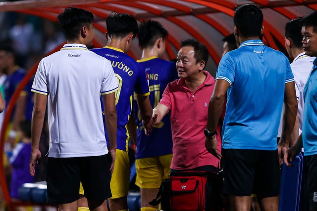 Ba thế hệ nhà bầu Hiển cùng đá bóng vui đùa sau trận Hà Nội 1-0 Nam Định - Ảnh 6.