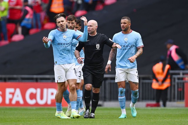 Sir Alex, David Beckham buồn bã trong ngày MU để thua trước Man City tại chung kết cúp FA - Ảnh 6.