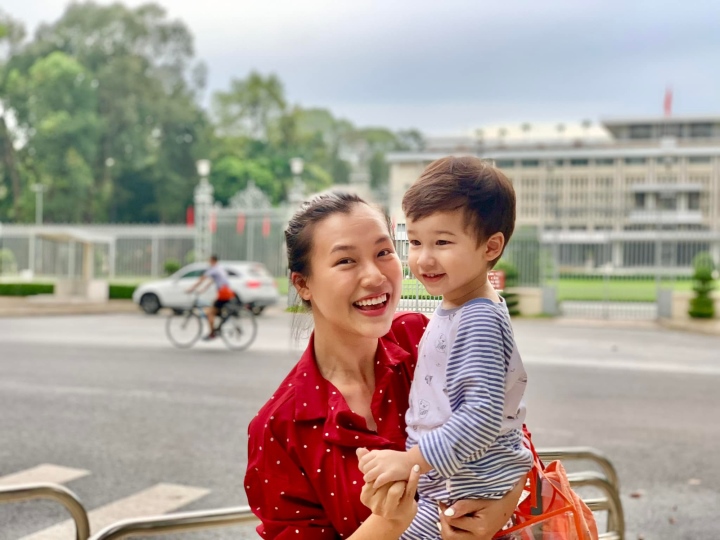 MC Hoàng Oanh: Tôi là một người mẹ đơn thân vui vẻ và hạnh phúc - Ảnh 2.