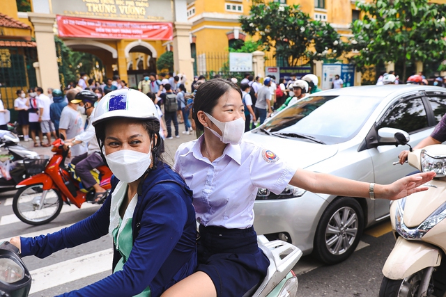 Học sinh thi vào lớp 10 tại TP.HCM phấn khởi sau khi hoàn thành môn đầu tiên: Đề hay, lạ nhưng không đánh đố! - Ảnh 11.