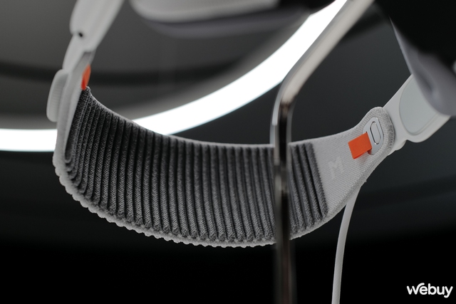 Cận cảnh k&iacute;nh thực tế hỗn hợp Apple Vision Pro gi&aacute; 3.500 USD mới ra mắt - Ảnh 7.