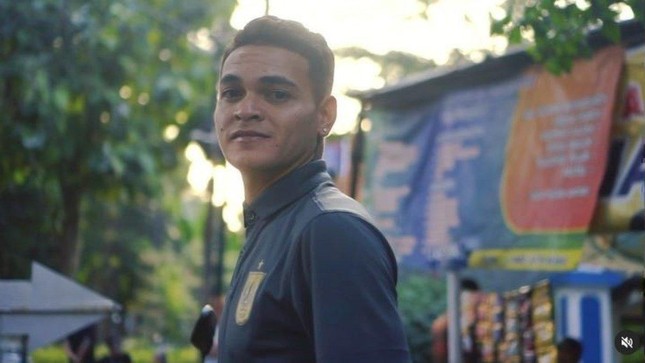 Tranh cãi về cầu thủ ở giải VĐQG Indonesia, thi đấu chuyên nghiệp từ khi mới 12 tuổi - Ảnh 1.