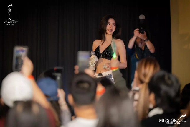 Hoa hậu Thái Lan Engfa: Tôi không quan tâm chỉ trích việc diễn ở bar, nhà hàng - Ảnh 2.