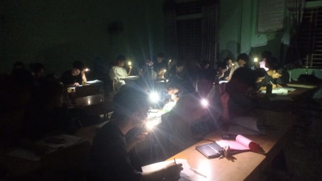 Mất điện, học trò xứ Nghệ ôn thi tốt nghiệp dưới ánh đèn pin, điện thoại - Ảnh 1.