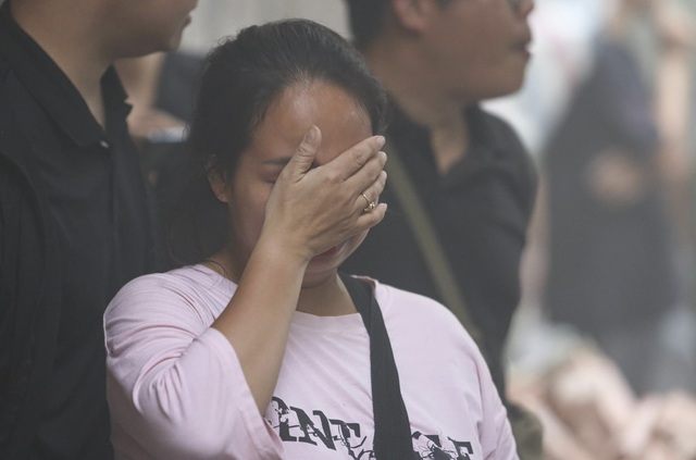 Hà Nội: Cháy lớn tại quận Thanh Xuân, người dân bật khóc bên ngoài căn nhà - Ảnh 6.
