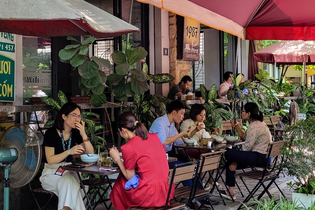Hà Nội: Nhà hàng, quán ăn lao đao vì mất điện - Ảnh 9.