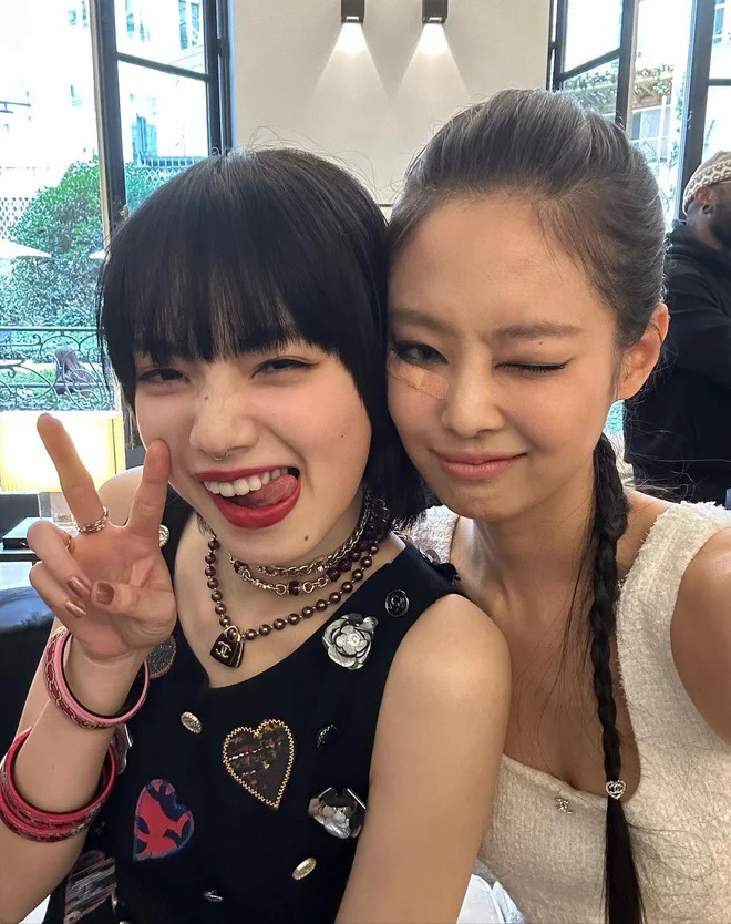 Tình địch của Jennie gây sốt vì giống Lisa ở họp báo phim tại Seoul - Ảnh 7.