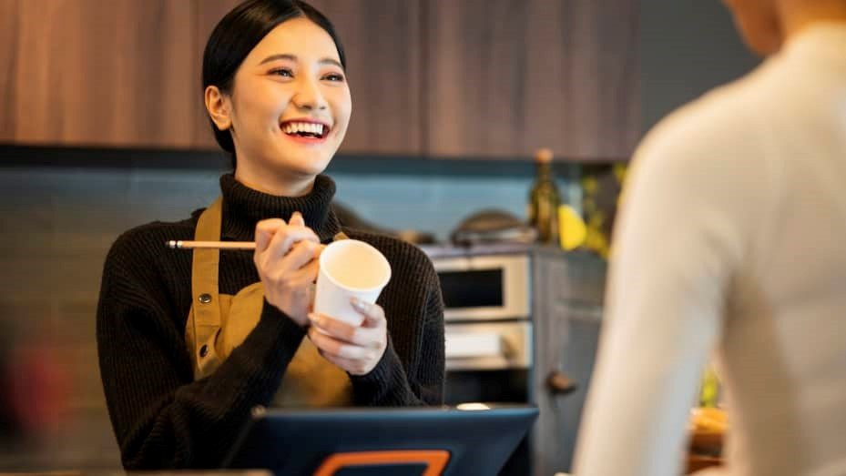 Có bằng thạc sĩ nhưng làm bồi bàn trong quán cà phê: Giới trẻ Trung Quốc có xu hướng rời bỏ công việc văn phòng để chọn công việc “vô tư” bất chấp cuộc sống.