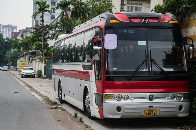 Hà Nội: Vỉa hè Công viên hồ điều hòa Mai Dịch bị hàng dài ô tô cùng nhiều núi rác nuốt chửng - Ảnh 14.