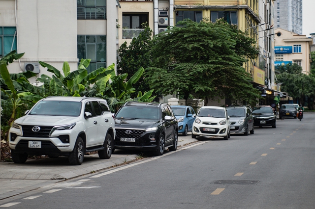 Hà Nội: Vỉa hè Công viên hồ điều hòa Mai Dịch bị hàng dài ô tô cùng nhiều núi rác nuốt chửng - Ảnh 11.