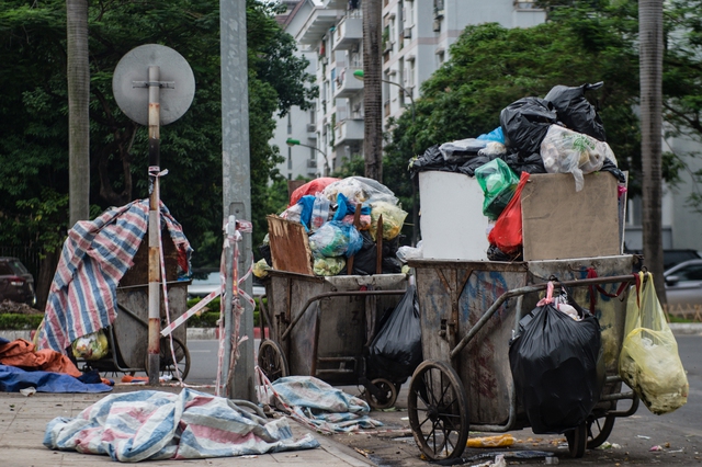 Hà Nội: Vỉa hè Công viên hồ điều hòa Mai Dịch bị hàng dài ô tô cùng nhiều núi rác nuốt chửng - Ảnh 10.