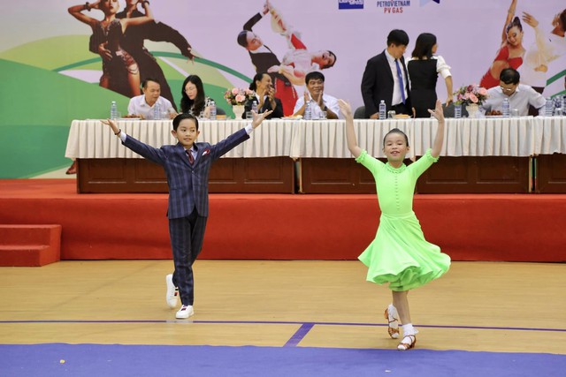 Khánh Thi nhận Huân chương lao động, con trai cũng được Liên đoàn thể dục Việt Nam khen tặng - Ảnh 2.