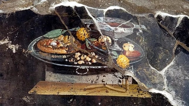 Phát hiện bức bích họa 2.000 năm tuổi gợi tả đến món pizza - Ảnh 1.