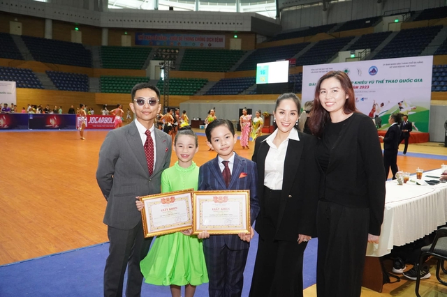 Khánh Thi nhận Huân chương lao động, con trai cũng được Liên đoàn thể dục Việt Nam khen tặng - Ảnh 1.