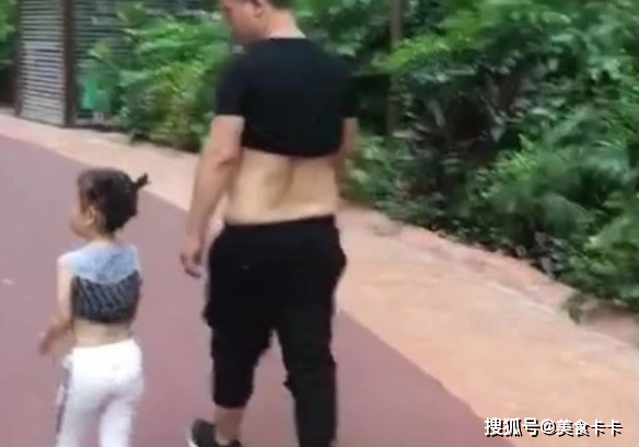 Ông bố vén áo khi đưa con đi dạo vì nóng, hành động sau đó của bé gái khiến netizen tranh cãi - Ảnh 2.