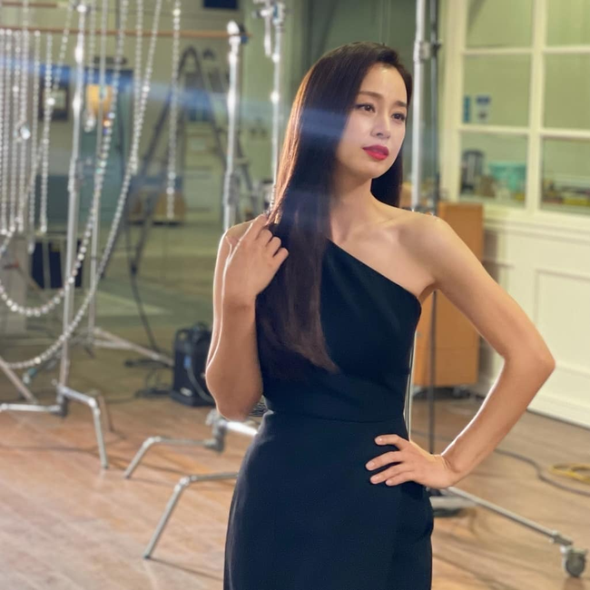 Kim Tae Hee và bí quyết giữ dáng ở tuổi 43 - Ảnh 3.