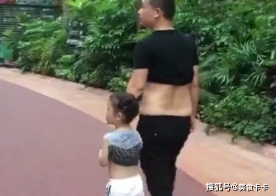 Ông bố vén áo khi đưa con đi dạo vì nóng, hành động sau đó của bé gái khiến netizen tranh cãi - Ảnh 1.