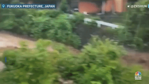 Chùm ảnh: Mưa lũ kinh hoàng càn quét Nhật Bản, nhấn chìm đường xá và nhiều nhà cửa - Ảnh 2.