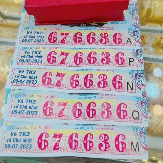 Thực hư một phụ nữ trúng số độc đắc 9 tỷ đồng, rạng rỡ mua vàng bên đống tiền - Ảnh 2. Thực hư một phụ nữ trúng số độc đắc 9 tỷ đồng, rạng rỡ mua vàng bên đống tiền - Ảnh 2.