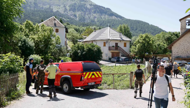 Pháp nỗ lực tìm kiếm bé trai mất tích trên dãy Alps - Ảnh 2.