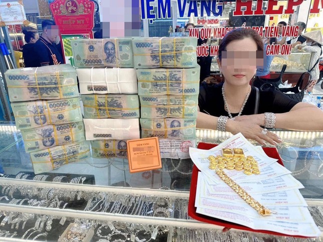Thực hư một phụ nữ trúng số độc đắc 9 tỷ đồng, rạng rỡ mua vàng bên đống tiền - Ảnh 1. Thực hư một phụ nữ trúng số độc đắc 9 tỷ đồng, rạng rỡ mua vàng bên đống tiền - Ảnh 1.