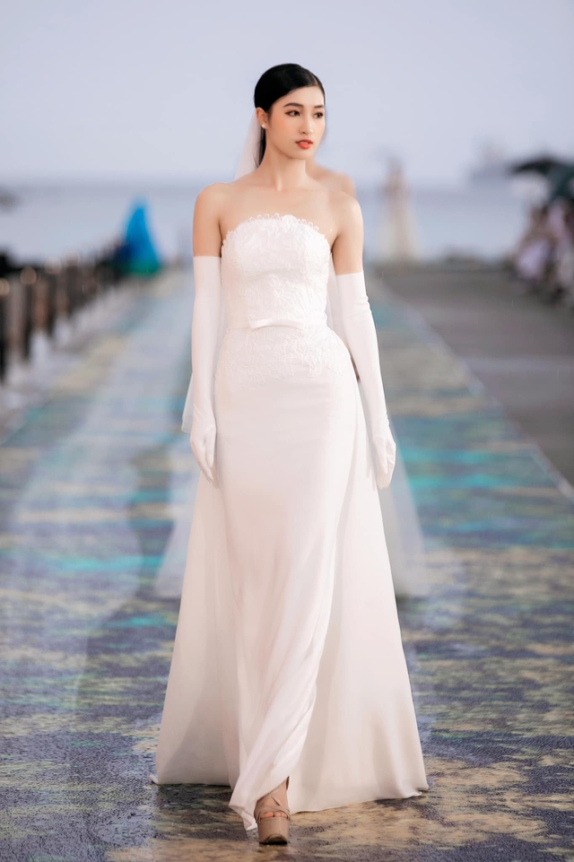 Bật mí đường catwalk trên biển hoành tráng tại sự kiện thời trang của Miss World Vietnam 2023 - Ảnh 9.