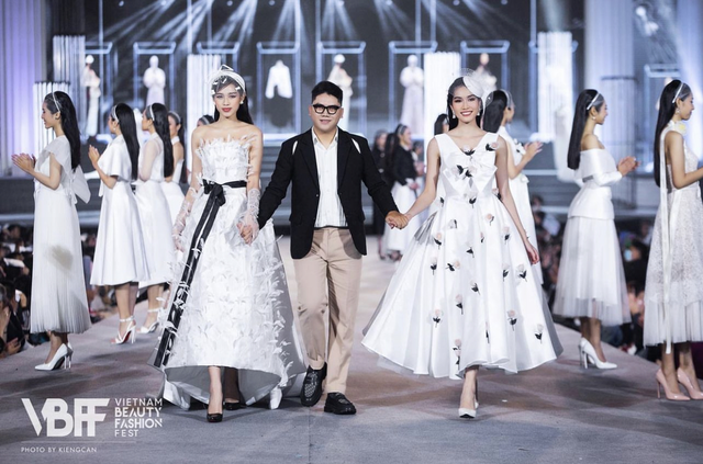 Bật mí đường catwalk trên biển hoành tráng tại sự kiện thời trang của Miss World Vietnam 2023 - Ảnh 3.