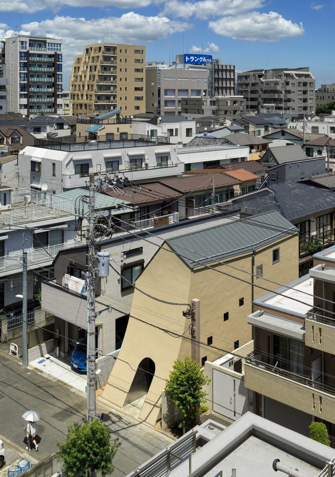 Độc lạ ngôi nhà có mặt tiền cong, được mệnh danh là tuyệt tác kiến trúc của Nhật Bản - Ảnh 1.