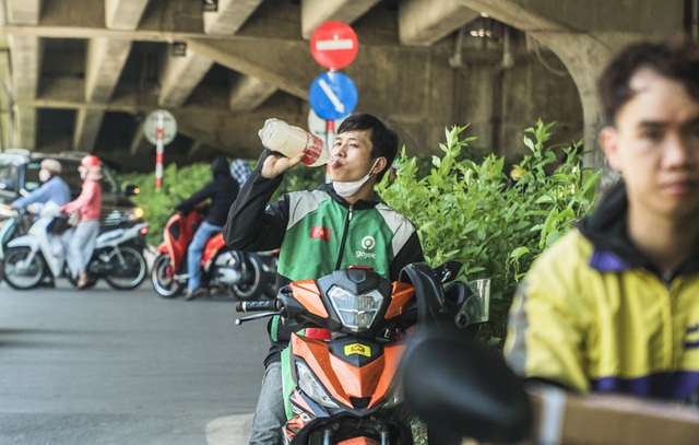 Hà Nội: Người lao động chật vật mưu sinh dưới nắng nóng gay gắt kéo dài - Ảnh 7.