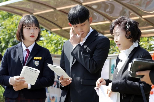 Con gái Choi Jin Sil bỗng quay xe sau khi bị bà ngoại bóc loạt hành vi gây sốc, khiến anh trai khóc nức nở - Ảnh 3.