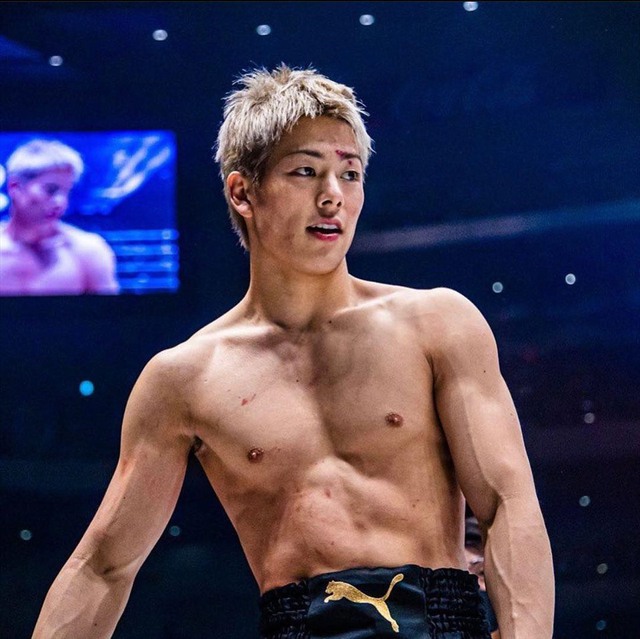 Cầu thủ chuyên nghiệp lớn tuổi nhất thế giới Kazu Miura gia hạn hợp đồng, tiếp tục chơi bóng ở tuổi 56 - Ảnh 2.