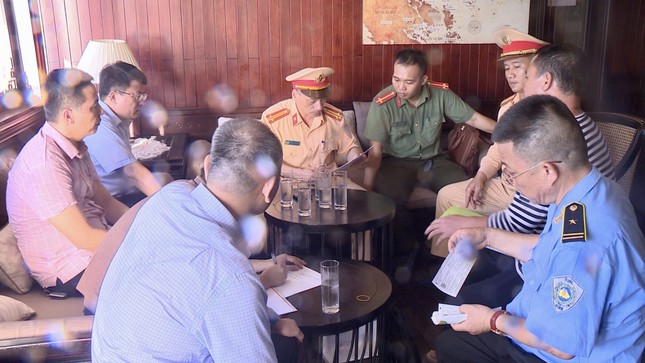 Ph&aacute;t hiện t&agrave;u du lịch 5 sao cho kh&aacute;ch tắm chui tr&ecirc;n vịnh Hạ Long - Ảnh 1.