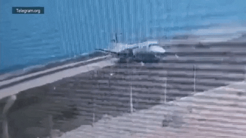 Khoảnh khắc máy bay Somalia chệch khỏi đường băng, mất kiểm soát vỡ tan tành gây hoảng loạn ngày 11/7 - Ảnh 1.