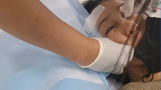Nữ ca sĩ bị thương giác mạc, nhập viện khẩn cấp sau sự cố bất ngờ lúc quay phim - Ảnh 3.