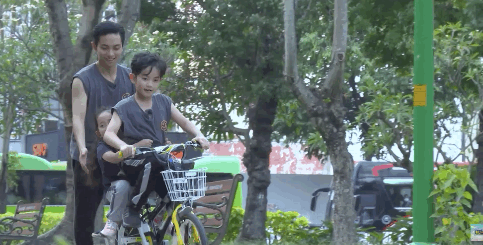 Phan Hiển g&acirc;y bức x&uacute;c v&igrave; h&agrave;nh động thi&ecirc;n vị giữa 2 con, khiến qu&yacute; tử phải bật kh&oacute;c ấm ức - Ảnh 7.