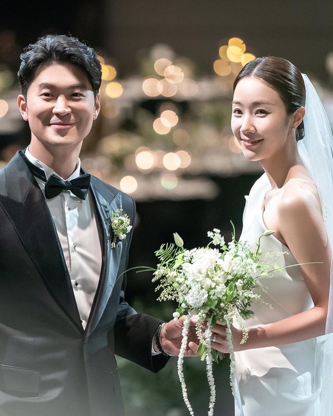 “Tình cũ Sulli” Choiza tung bộ ảnh cưới đẹp như mơ, nụ hôn nồng cháy của cặp đôi thành tâm điểm - Ảnh 3.