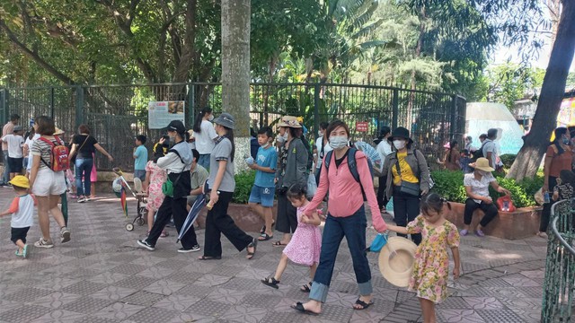 Vườn thú Hà Nội thu hút nhiều du khách tham quan dịp nghỉ hè - Ảnh 1.