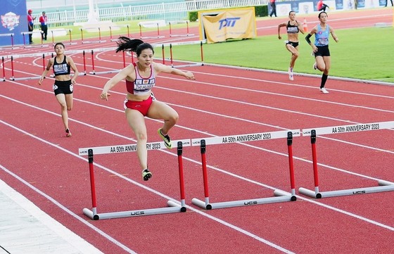 Giải điền kinh vô địch châu Á 2023: Nguyễn Thị Huyền chạy dưới sức, chỉ có hạng 5 cự ly 400m rào - Ảnh 1.