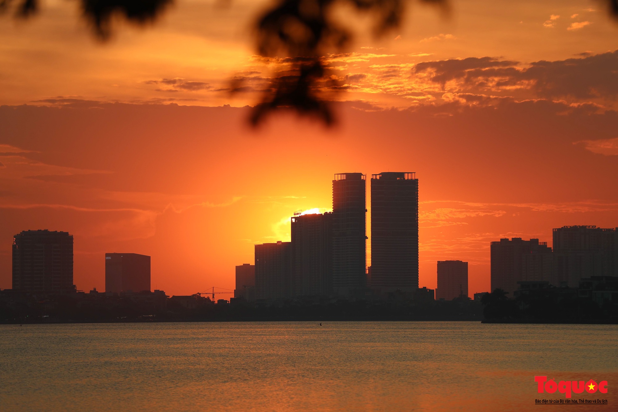 Ngắm khung cảnh hoàng hôn cực lãng mạn tại Hà Nội