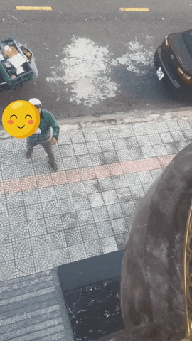 4,6 triệu lượt người xem cách cô gái nhận hàng từ shipper - Ảnh 1.