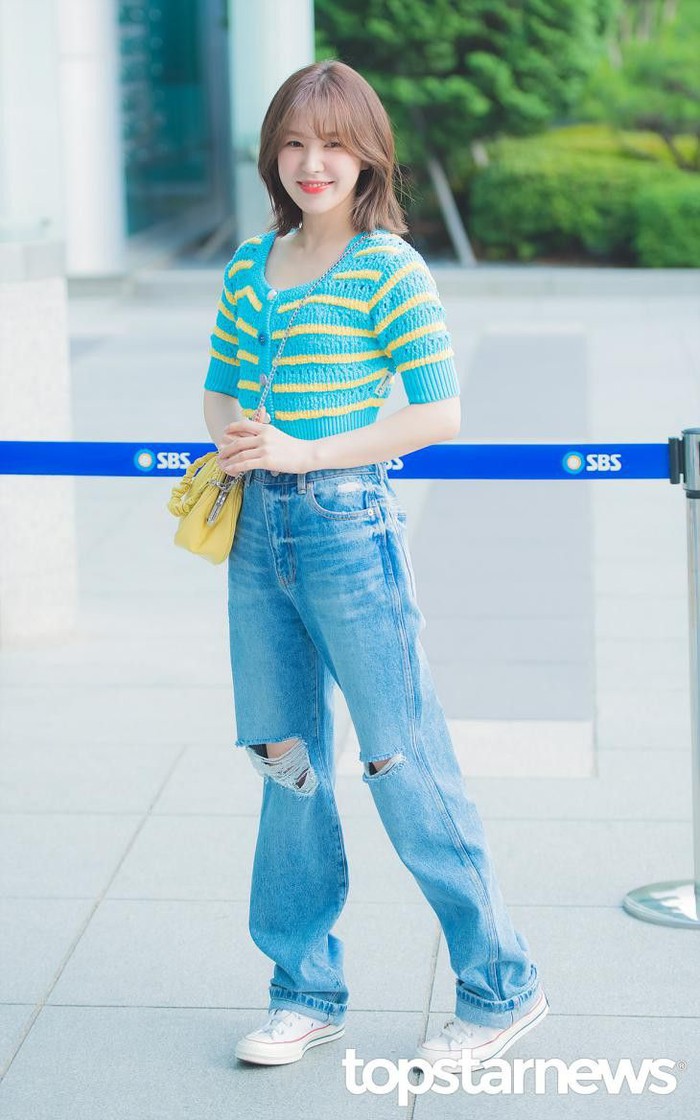 10 cách mặc quần jeans ống rộng chuẩn sành điệu - Ảnh 8.