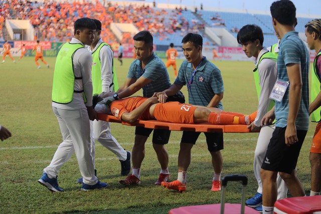 Nhận trọn đầu gối của thủ môn đội Bình Dương, cầu thủ Đà Nẵng phải đi cấp cứu gấp - Ảnh 6.