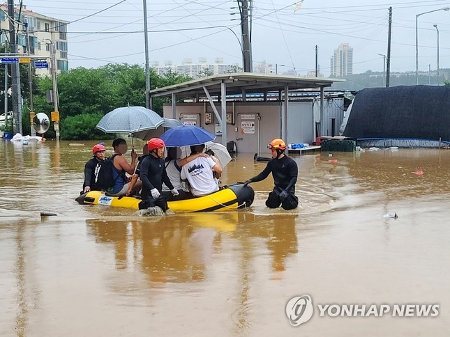 31 người thiệt mạng do mưa lớn ở Hàn Quốc, tìm thấy 5 thi thể mắc kẹt dưới đường hầm - Ảnh 5.