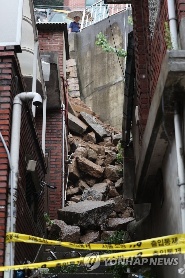 31 người thiệt mạng do mưa lớn ở Hàn Quốc, tìm thấy 5 thi thể mắc kẹt dưới đường hầm - Ảnh 4.